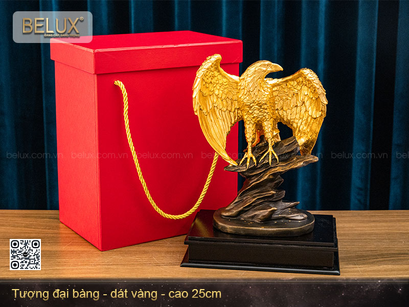 Tượng đại bàng tung cánh dát vàng cao 25cm mẫu 3